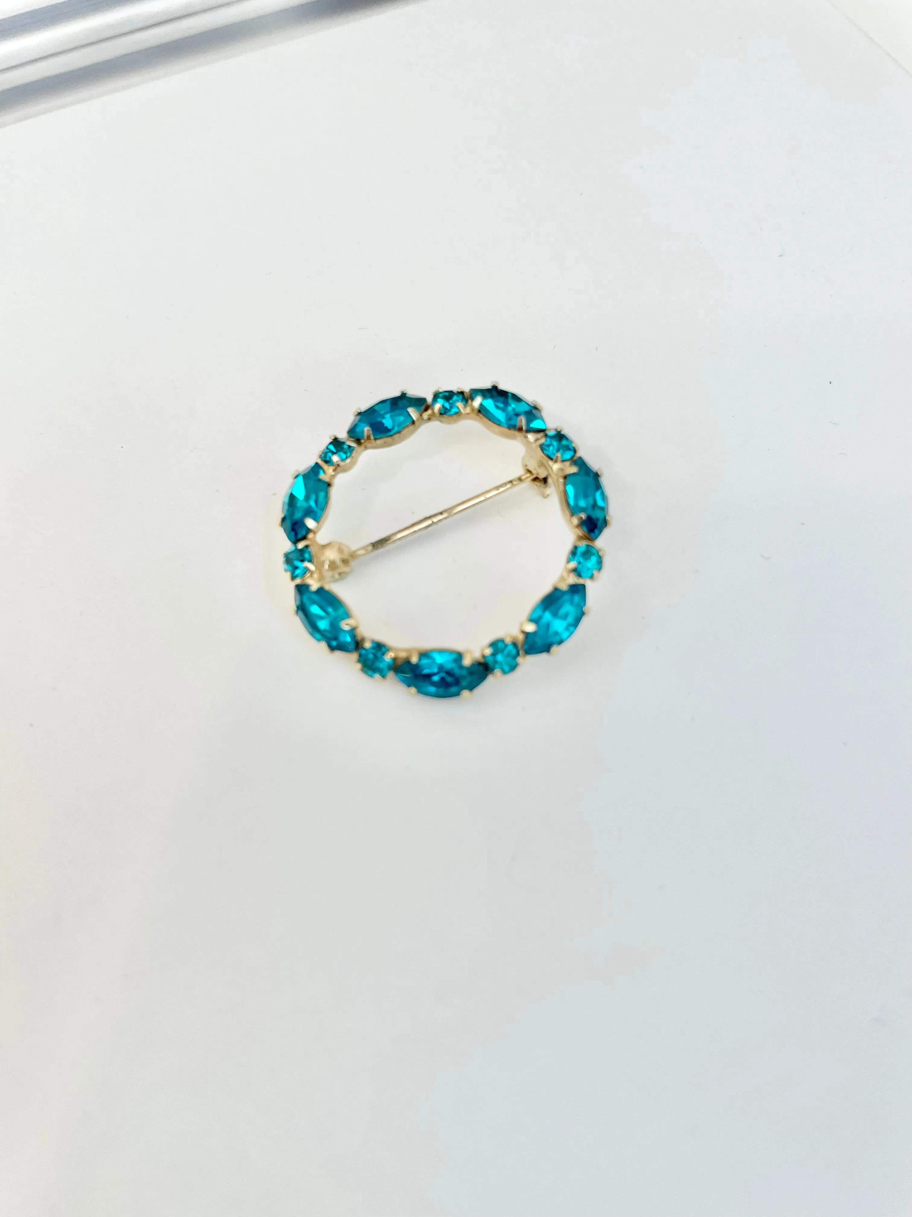 1930's stunning, petite circle glass brooch... such a lovely estate piece.