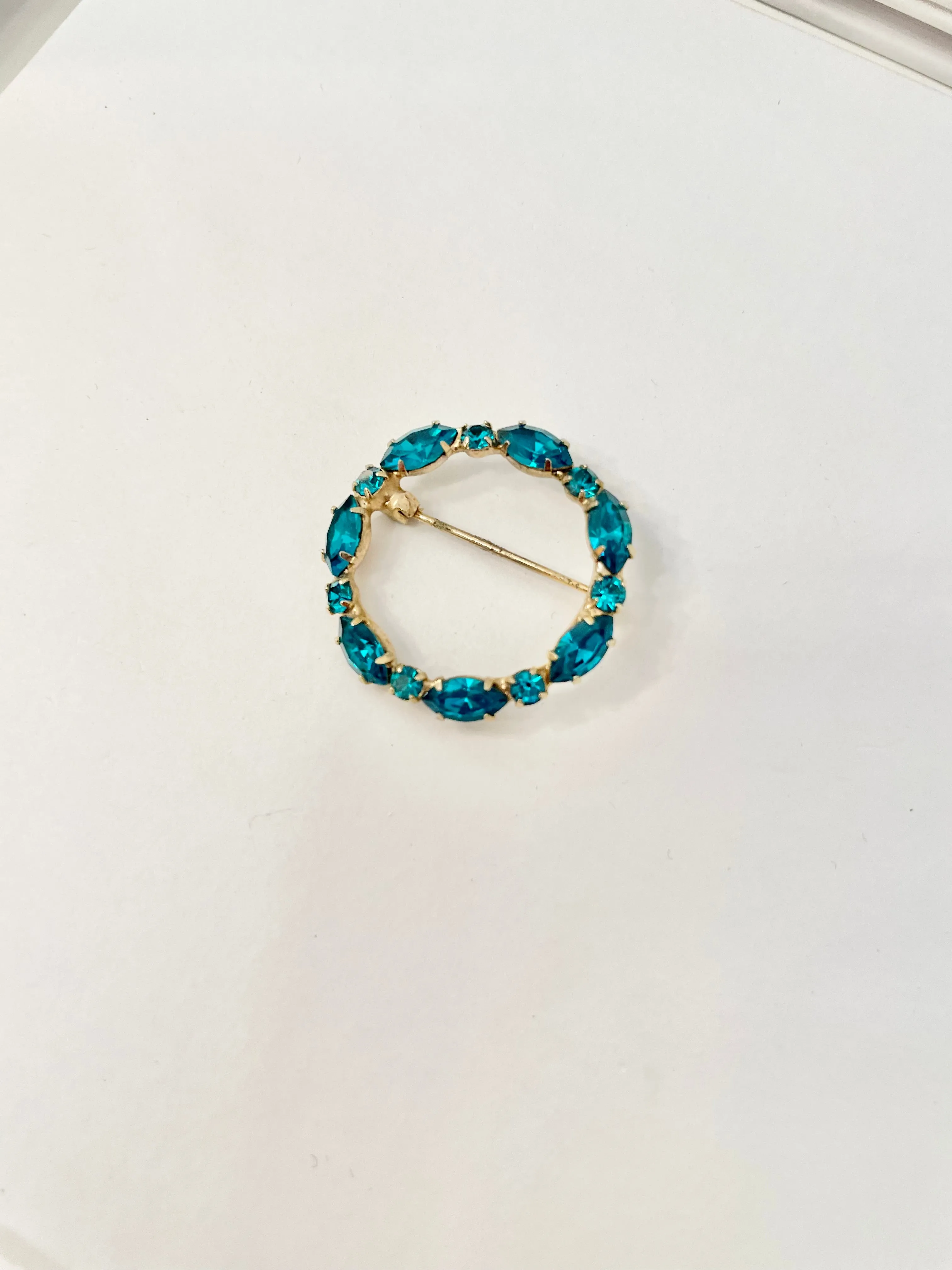 1930's stunning, petite circle glass brooch... such a lovely estate piece.