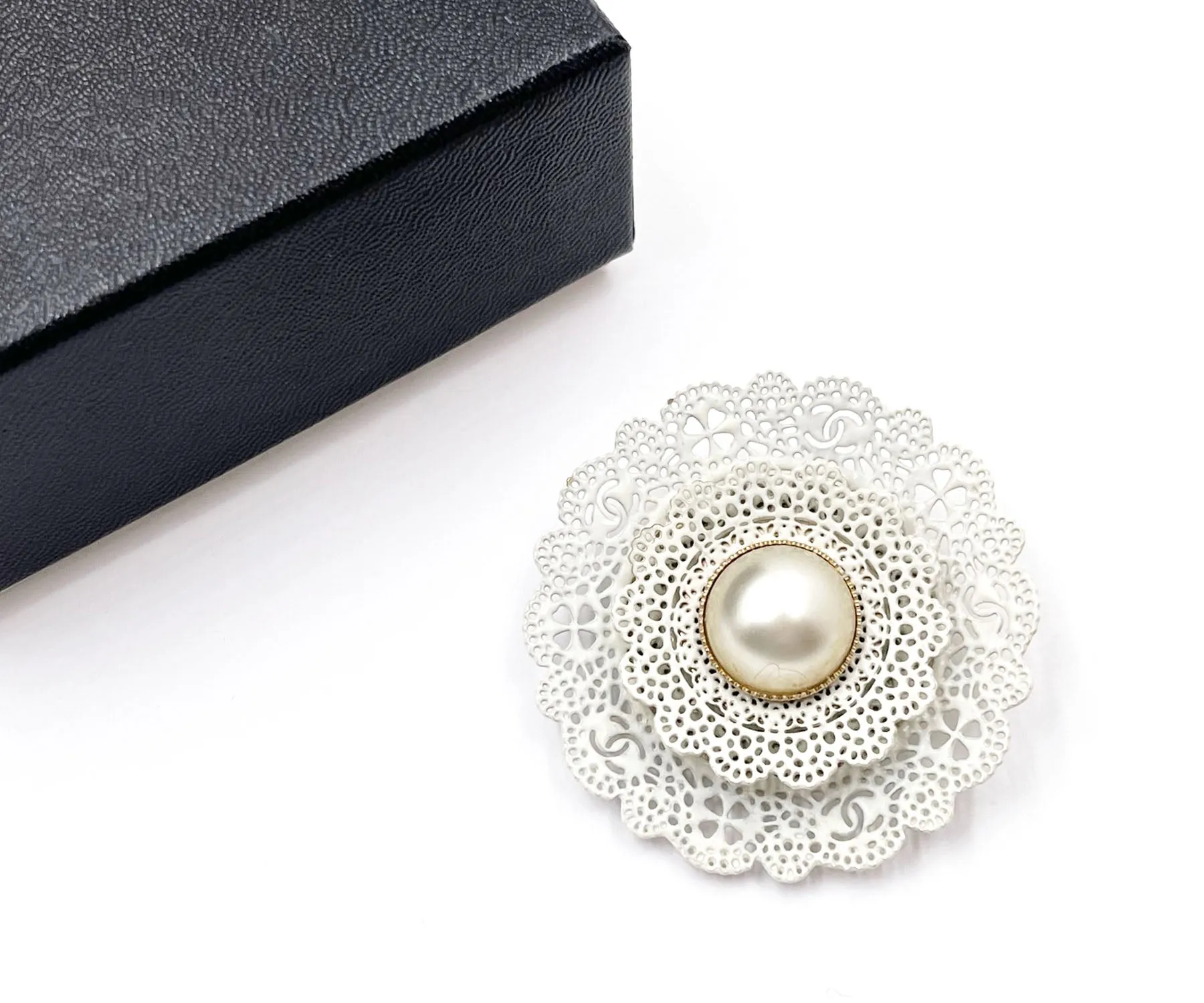 CHANEL Pearl CC White Lace Brooch