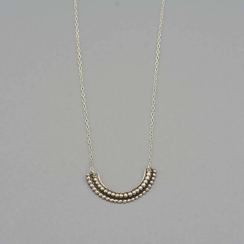 NARA CURVED BAR PENDANT NECKLACE