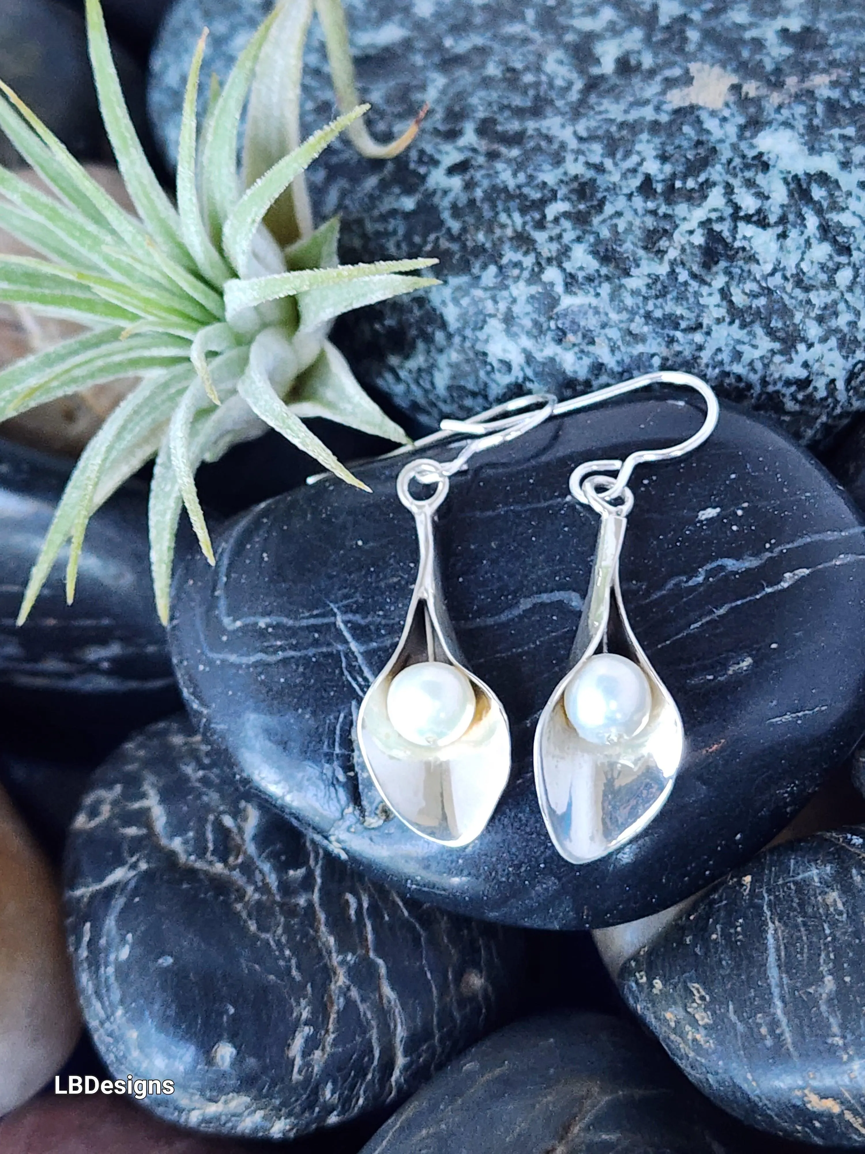 Silver lily pearl earrings