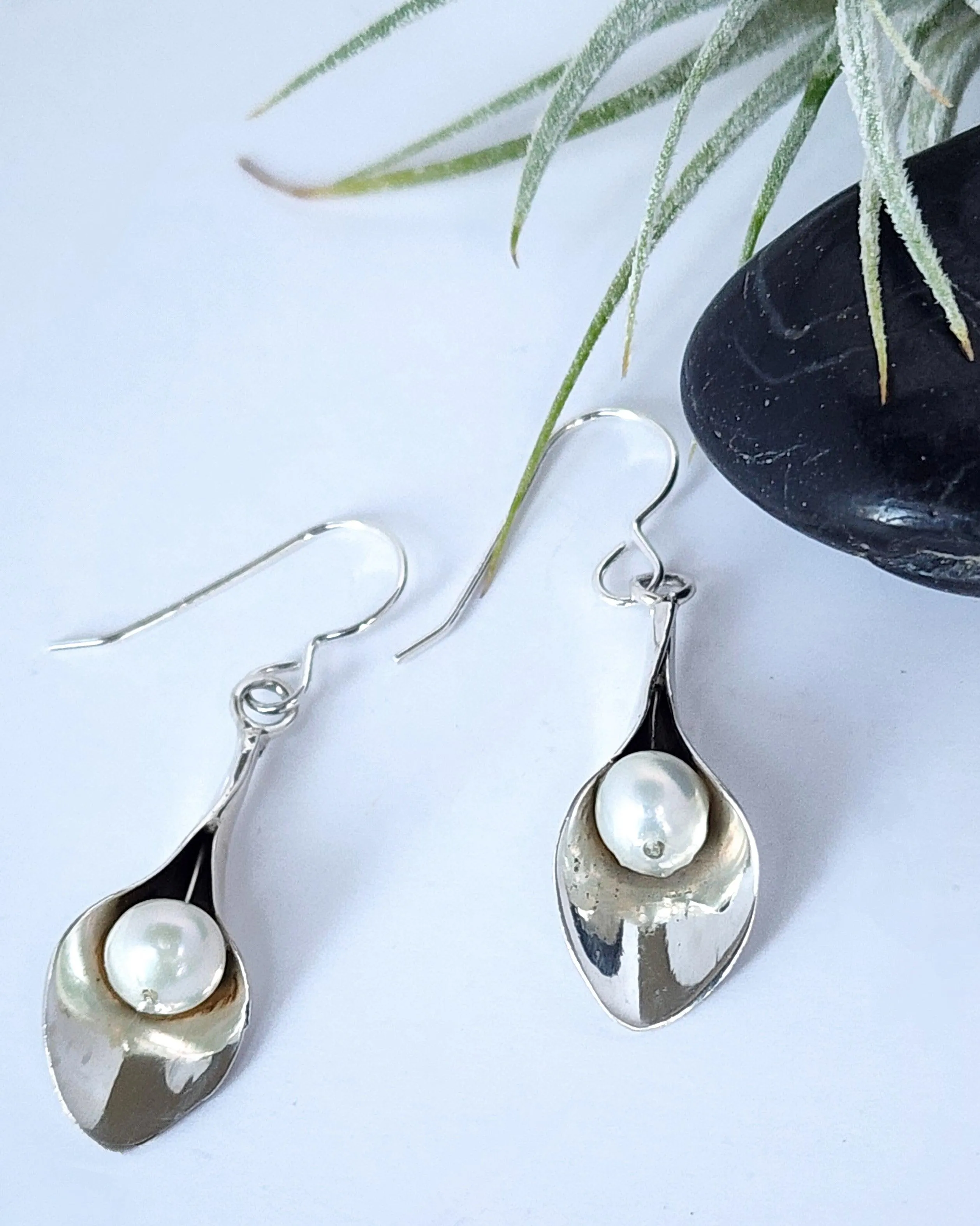 Silver lily pearl earrings