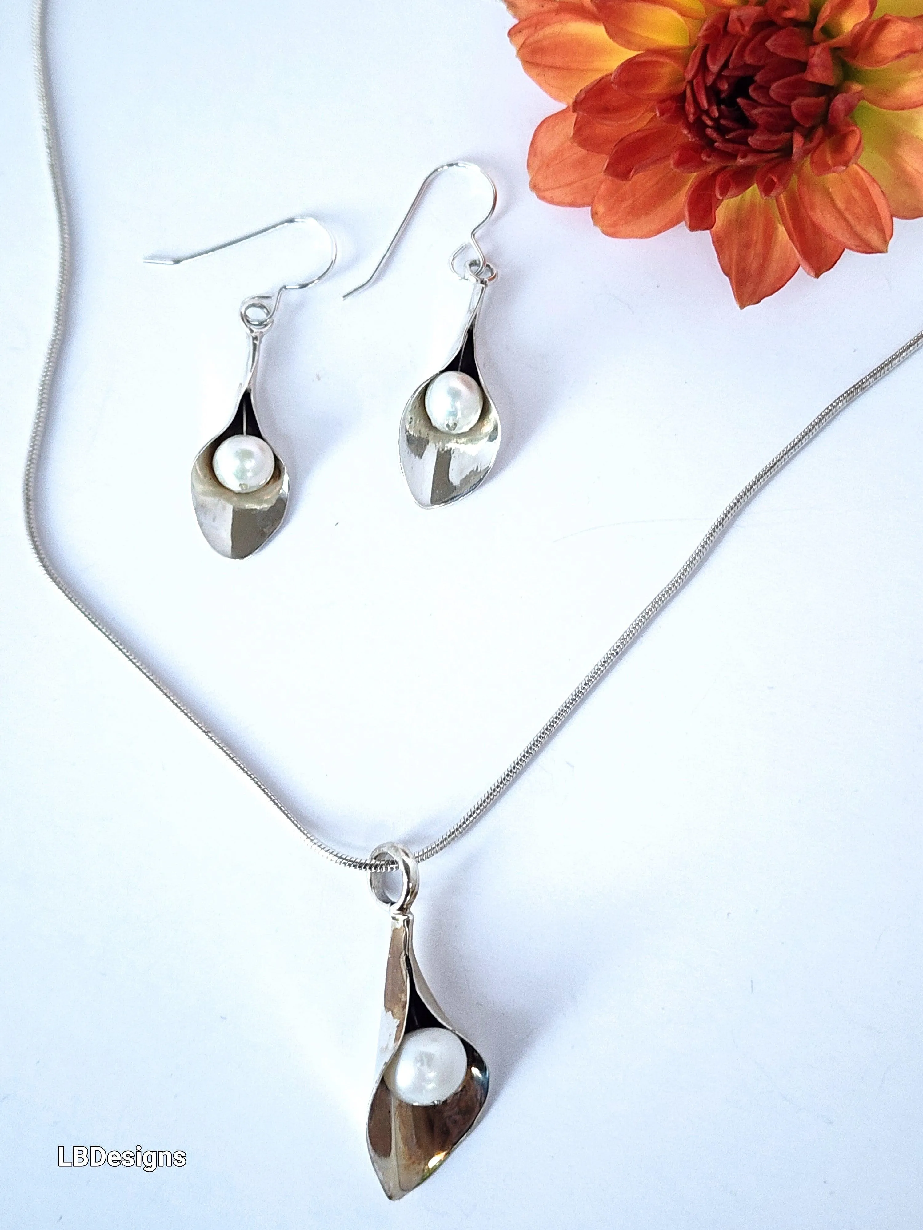 Silver lily pearl earrings