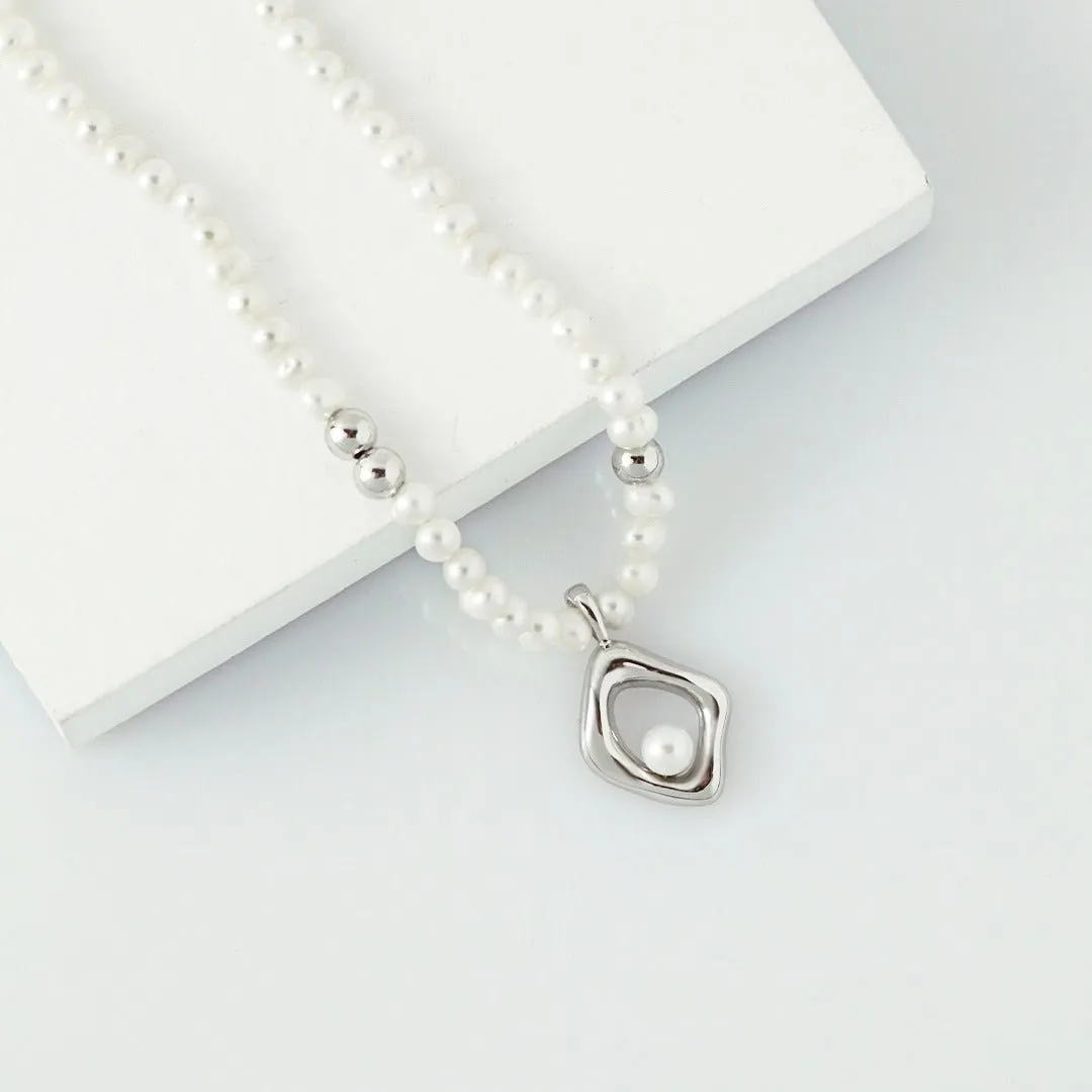 Three-dimensional Square Pendant Pearl Necklace